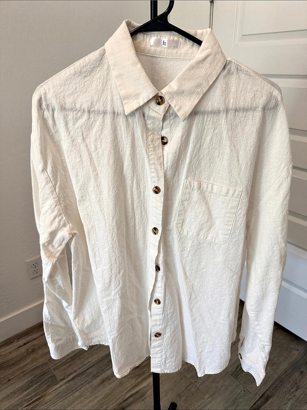 h Button Down Shirt in White Like New